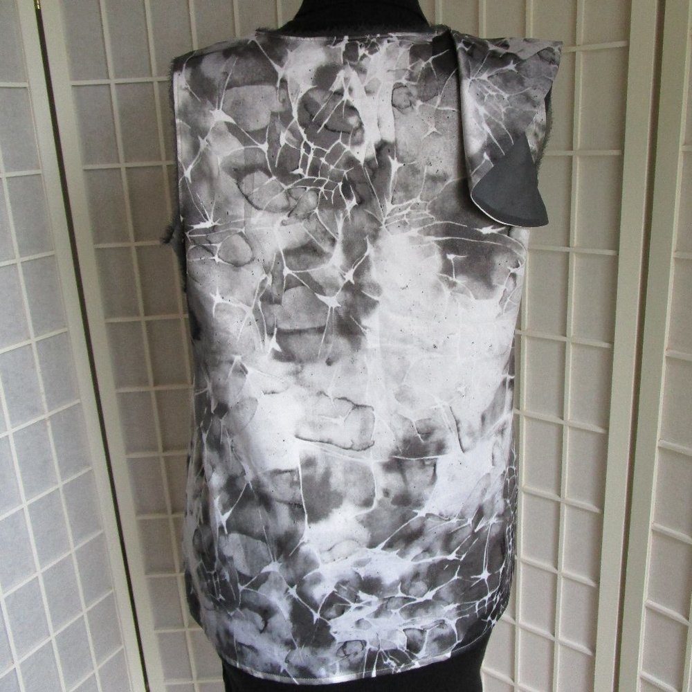Unique Patterned Top - Picture 4 of 5